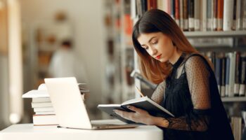 beautiful-girl-study-library-2560x1440
